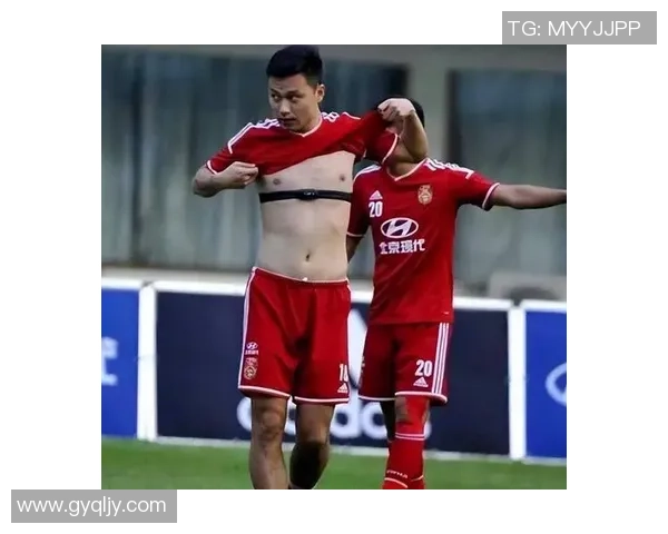 足球明星腿部纹身艺术展示与背后的故事解析 足球明星腿部纹身艺术展示与背后的故事解析